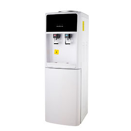 Assoalho que está o distribuidor quente da água fria de água engarrafada com o armário do refrigerador do armazenamento